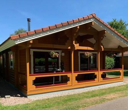 2 Bedroom Fins Chalet Gramsbergen エクステリア 写真